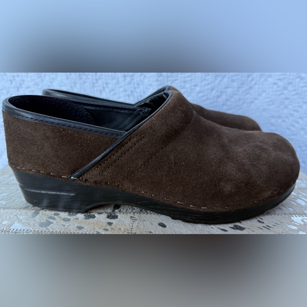 Dansko Peofessional Clog in Brown Suede size 42 11.5
